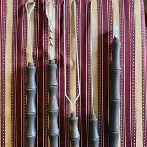 Set de 5 Utensilios de Parrilla con Mangos de Madera Torneada - imagen 2