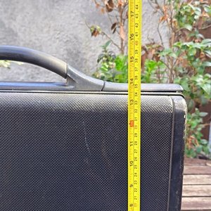 Maletín Ejecutivo rígido color negro, con manija y herrajes; interior con compartimentos - Con detalles de uso - imagen 7