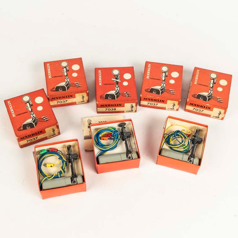 5 cajas con señal de avanve Marklin para paqueta de tren.