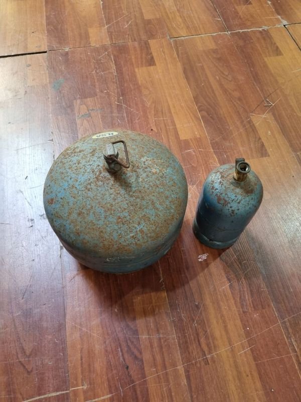 Dos Garrafas de Metal Azul en Venta - imagen 3