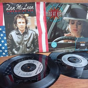 Lote anterior: Dos Discos Simples: Don McLean "American Pie" y The Bluebells "Young At Heart"