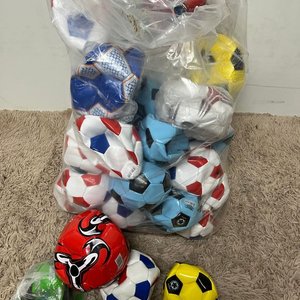 Lote de 40 Pelotas de Fútbol de Colores Variados - imagen 4