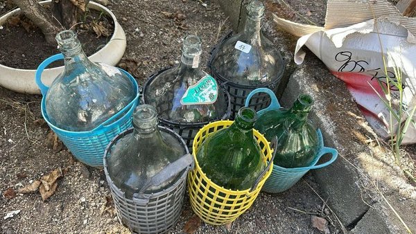 Botellas de vidrio y contenedores plásticos - imagen 1