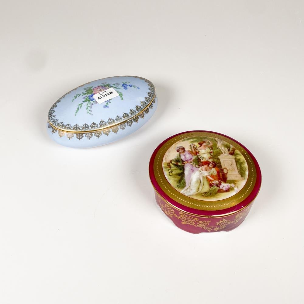 Dos Cofres de Porcelana Francesa Limoges y Checa con Decoración Floral y Damas