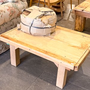 Lote siguiente: Mesa de Madera Rústica
