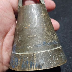 Cencerro Antiguo de Bronce con Martillo - imagen 1
