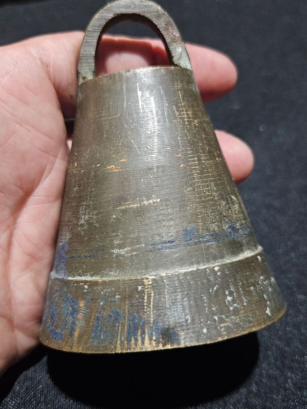 Cencerro Antiguo de Bronce con Martillo