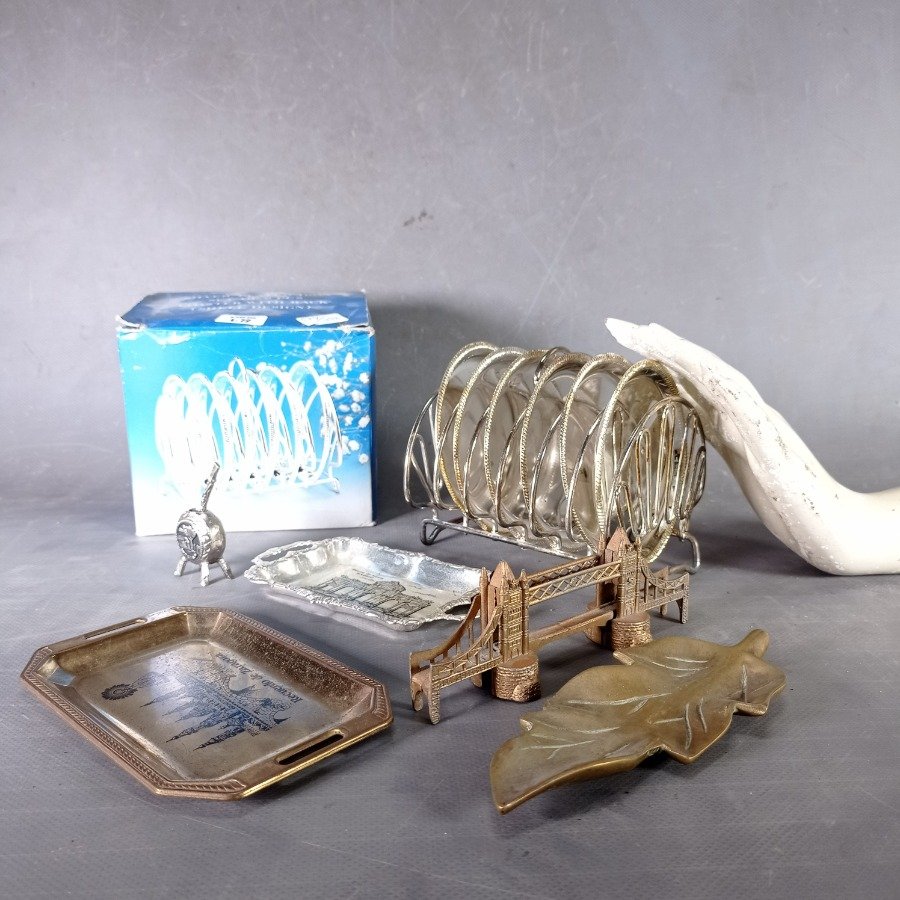Conjunto de platos de metal con soporte y decoraciones - imagen 6
