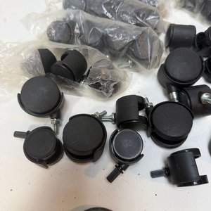 Lote de Ruedas para Muebles y Regatones de Goma Negros - imagen 4