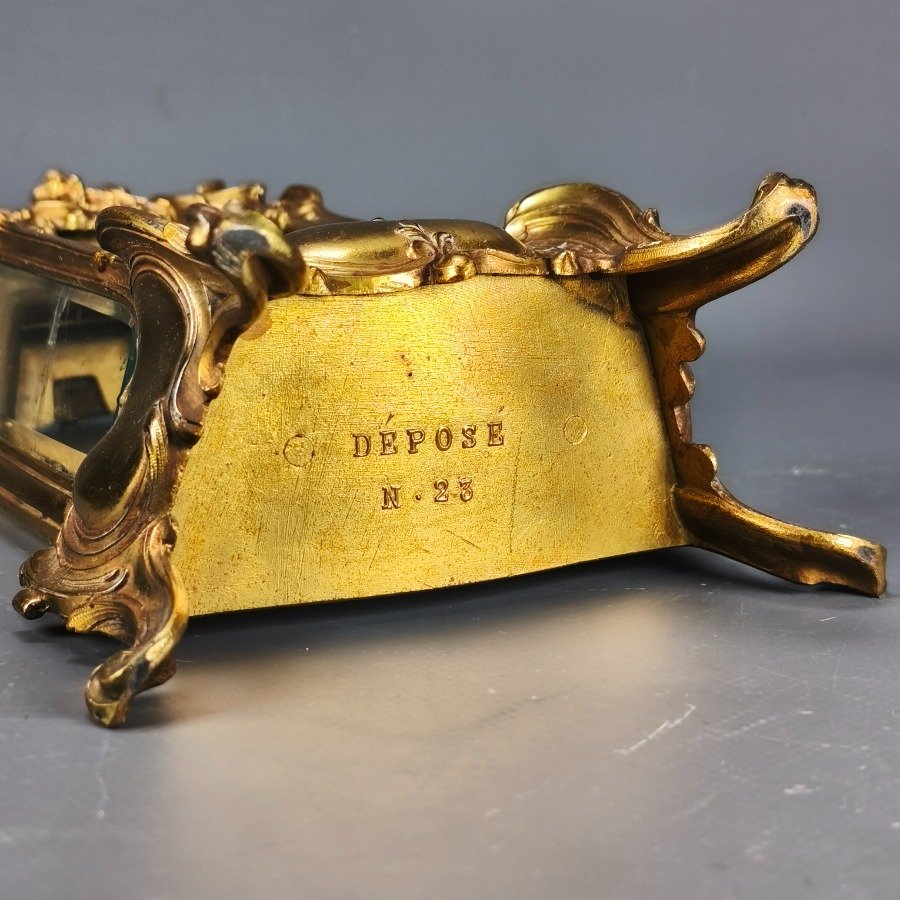 Vitrina de Bronce con Diseño Ornamental - imagen 10