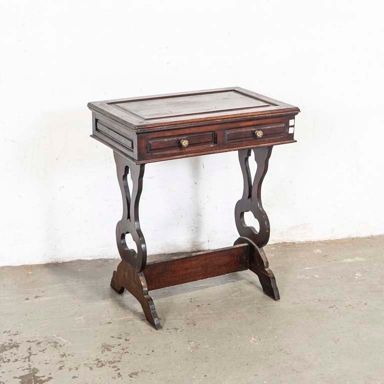 Lote siguiente: Mesita de sala inglesa con dos cajones
