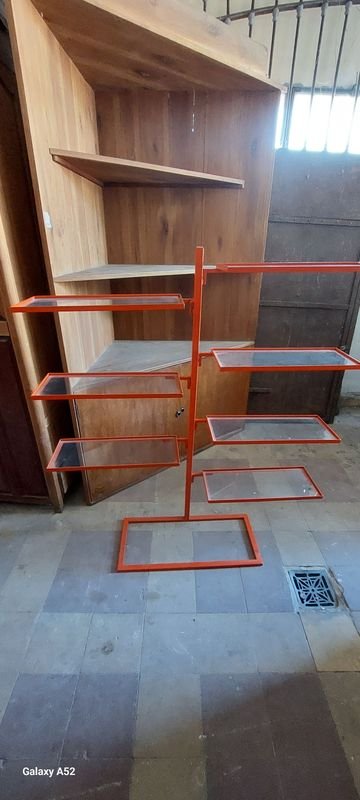 Estantería en metal con estante de vidrios - imagen 3
