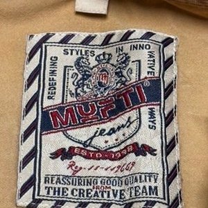 Lote de Dos Camisas de Hombre: Levi's y Mufti Jeans - imagen 4