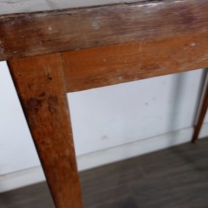 Mesa de madera con tapa de fórmica y desgaste - imagen 5
