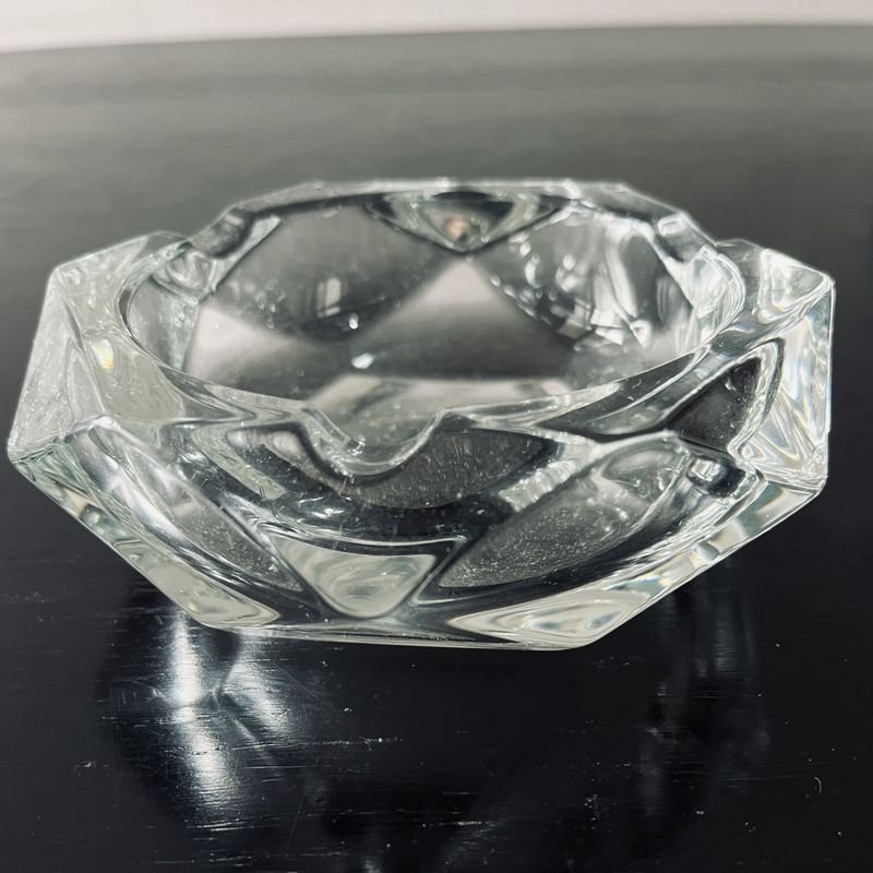 Dos ceniceros en cristal y fuente holandesa en porcelana pintada con motivo de molinos - imagen 4