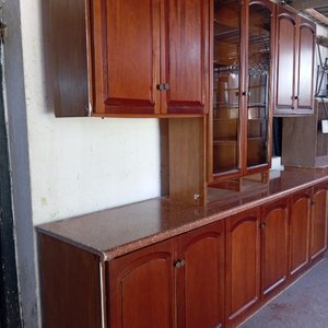 Amoblamiento de Cocina en Cedro: Bajo Mesada con Granito y Placard Colgante - imagen 4