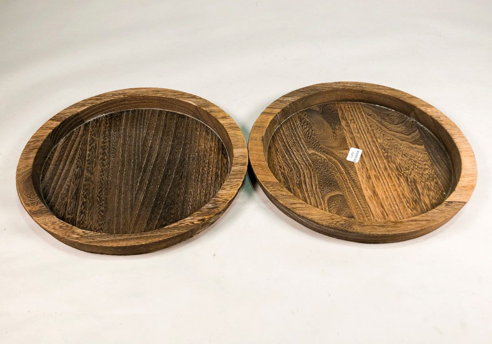 Lote siguiente: Dos centros en madera de excelente calidad