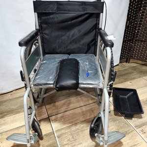 Silla de Ruedas Plegable con Inodoro y Detalle - imagen 3
