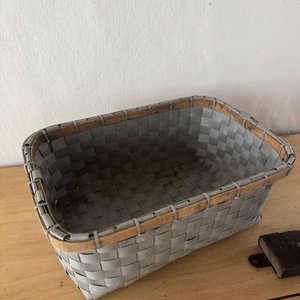 Canasto Artesanal Gris y Lámpara de Pared Rústica - imagen 2