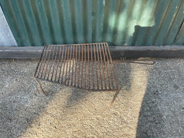 Lote siguiente: Parrilla de Metal en Mal Estado