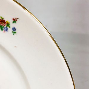 Plato de Porcelana Checoslovaca Blanco con Flores y Borde Dorado - imagen 3