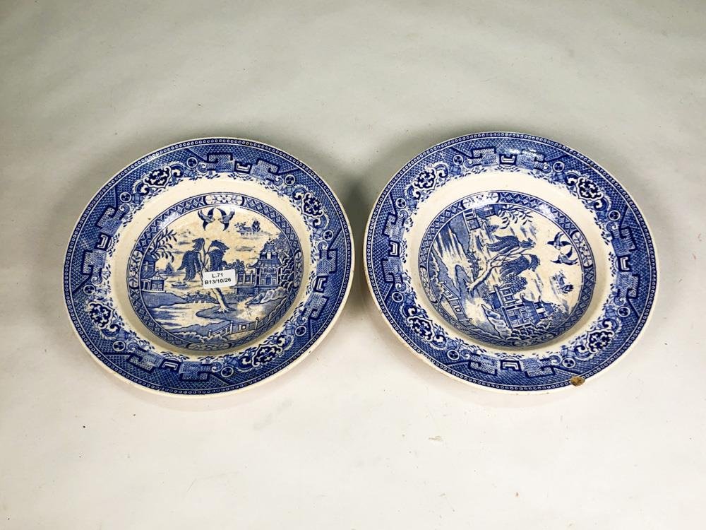 Dos Platos de Porcelana "Willow L" Blancos y Azules - Industria Uruguaya