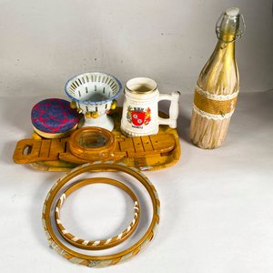 Lote anterior: Lote de Adornos: Botellas, Jarra, Cesta y Aro Decorativo