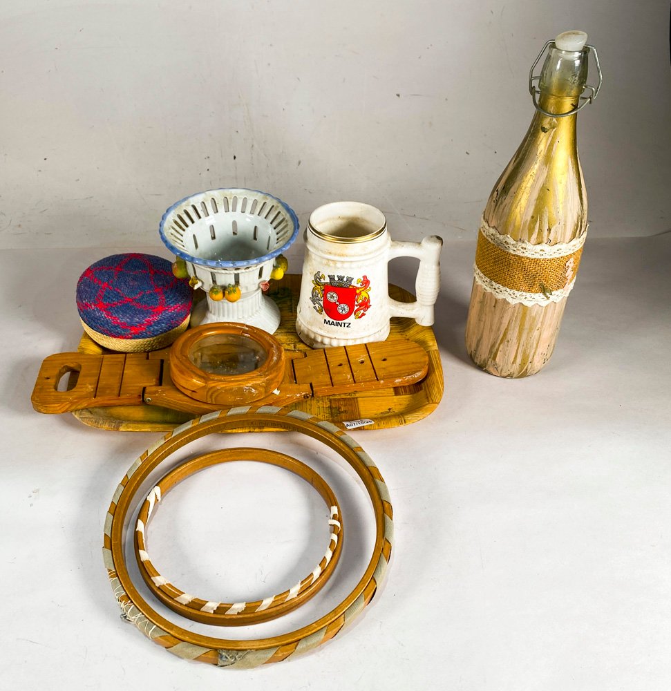 Lote de Adornos: Botellas, Jarra, Cesta y Aro Decorativo