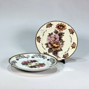 Lote siguiente: Par de Platos de Porcelana con Decoración Floral y Guarda Griega