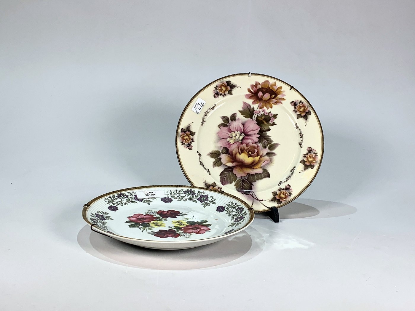 Par de Platos de Porcelana con Decoración Floral y Guarda Griega