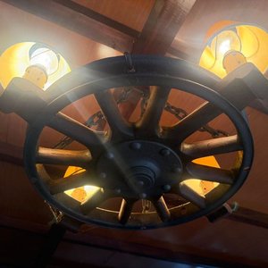 Lámpara Rústica con Rueda de Carro - Madera y Hierro - imagen 4
