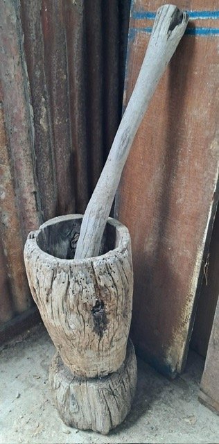 Lote siguiente: Antiguo mortero de pie y accesorios