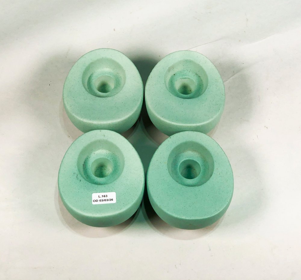 Lote siguiente: Cuatro candeleros en ceramica celeste de excelente calidad