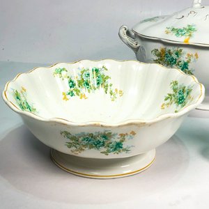Conjunto de Porcelana Inglesa y Francesa: Fuente con Tapa, Ensaladera y Salsera - imagen 3