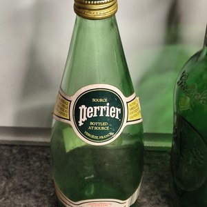 Dos Botellas Importadas Verdes Perrier y Grolsch con Tapas Originales - imagen 2