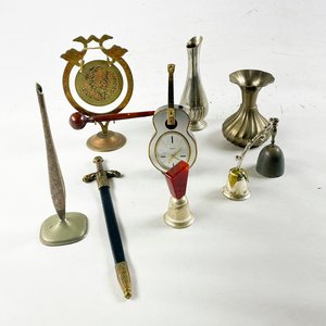 Lote siguiente: Lote de 9 piezas: Reloj de sobremesa, floreros metálicos, espada decorativa y más