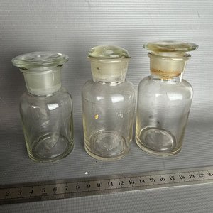Lote de 3 Frascos de Farmacia Antiguos de Vidrio con Tapa - imagen 6