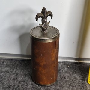 Cigarrera Antigua Forrada en Cuero con Flor de Lis y Escudo - imagen 3