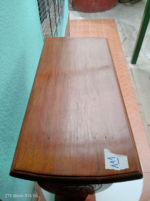 Lote siguiente: Mesa antigua de madera con diseño clásico