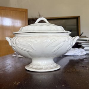Sopera de Porcelana Blanca Clásica con Relieve y Motivos Florales - imagen 2