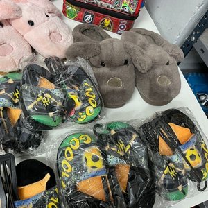 Mochila Infantil "Avengers" y 16 Pares de Pantuflas Variadas - imagen 9