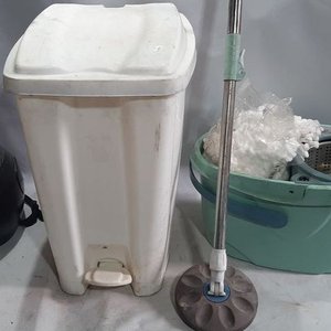 Casco Negro, Balde de Basura y Mopa con Centrifugador - imagen 2