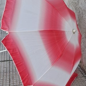Lote siguiente: Sombrilla de Playa Rayada Roja y Blanca