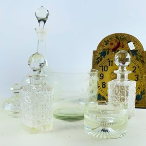 Lote de 7 piezas: Reloj de pared, botellón, hielera y perfumeros de vidrio - imagen 3