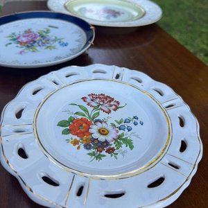 3 platos decorativos con motivos florales de origen ingles en diferentes tamaños y diseños - imagen 5