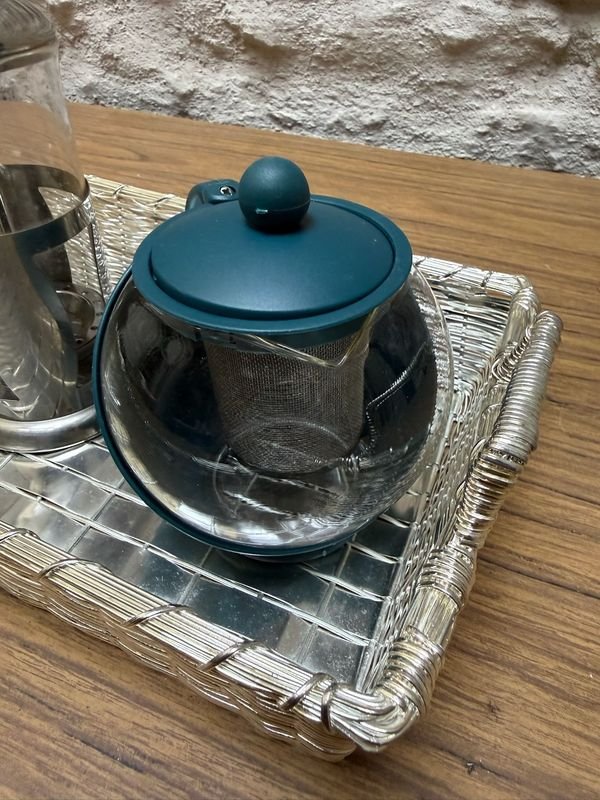Lote de tetera, cafetera y bandeja metalica en excelente condición - imagen 3