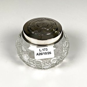Lote anterior: Caja de Cristal Tallado con Tapa de Plata Alemana Antigua