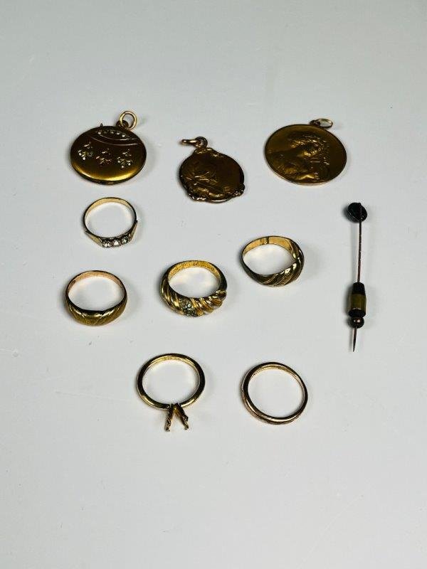 Lote de 10 Piezas: Anillos, Medallas y Accesorios de Joyería - imagen 1