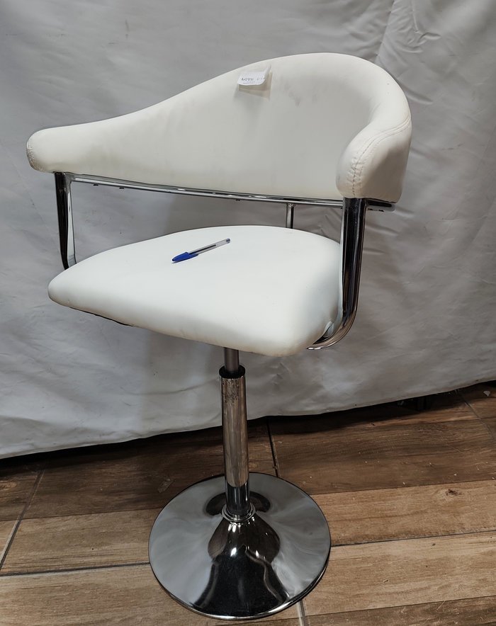 Lote siguiente: Silla de Bar Ecocuero con Diseño Media Luna