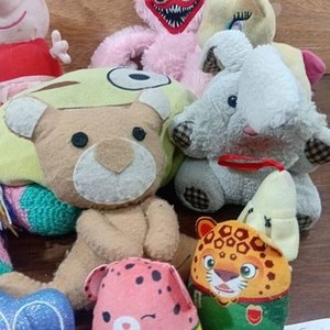 Lote de 18 Peluches Variados: Personajes Infantiles y Animales - imagen 5
